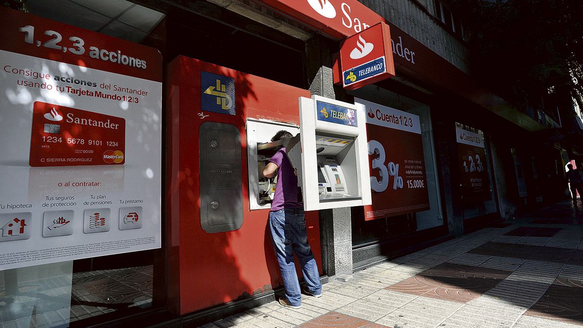 El Santander empezará en breve a cobrar la tasa de dos euros. | DANIEL MARTÍN