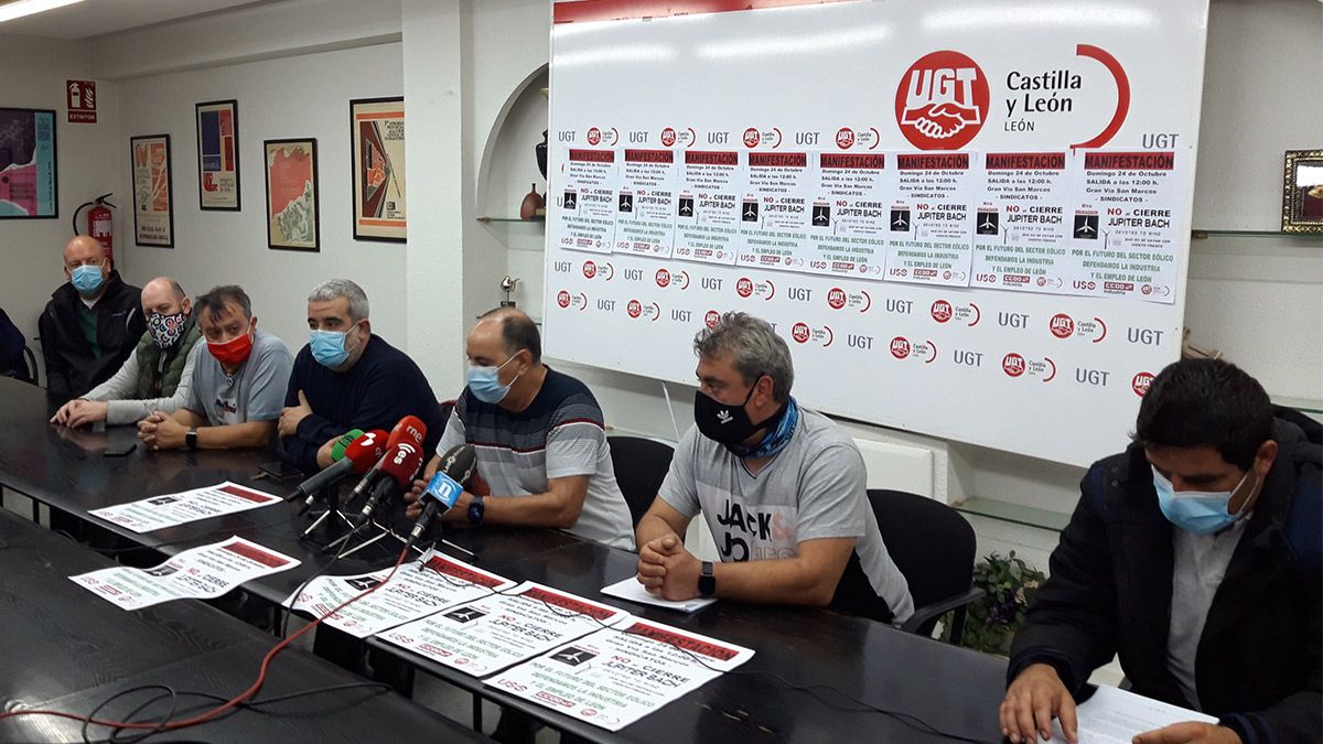 Miembros del comité de empresa de Júpiter Bach con dirigentes de UGT, USO y CCOO en la presentación de las manifestaciones. | L.N.C. Miembros del comité de empresa de Júpiter Bach con dirigentes de UGT, USO y CCOO en la presentación de las manifestaciones. | L.N.C.