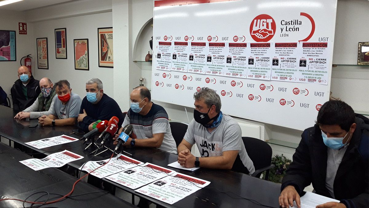 Miembros del comité de empresa de Júpiter Bach con dirigentes de UGT, USO y CCOO en la presentación de las manifestaciones. | L.N.C.