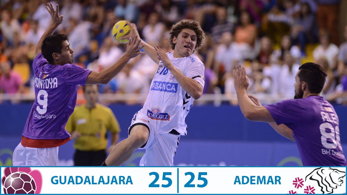 Acacio se cuela entre Montoya y Ales Silva y se dispone a realizar un lanzamiento. | JAVIER QUINTANA