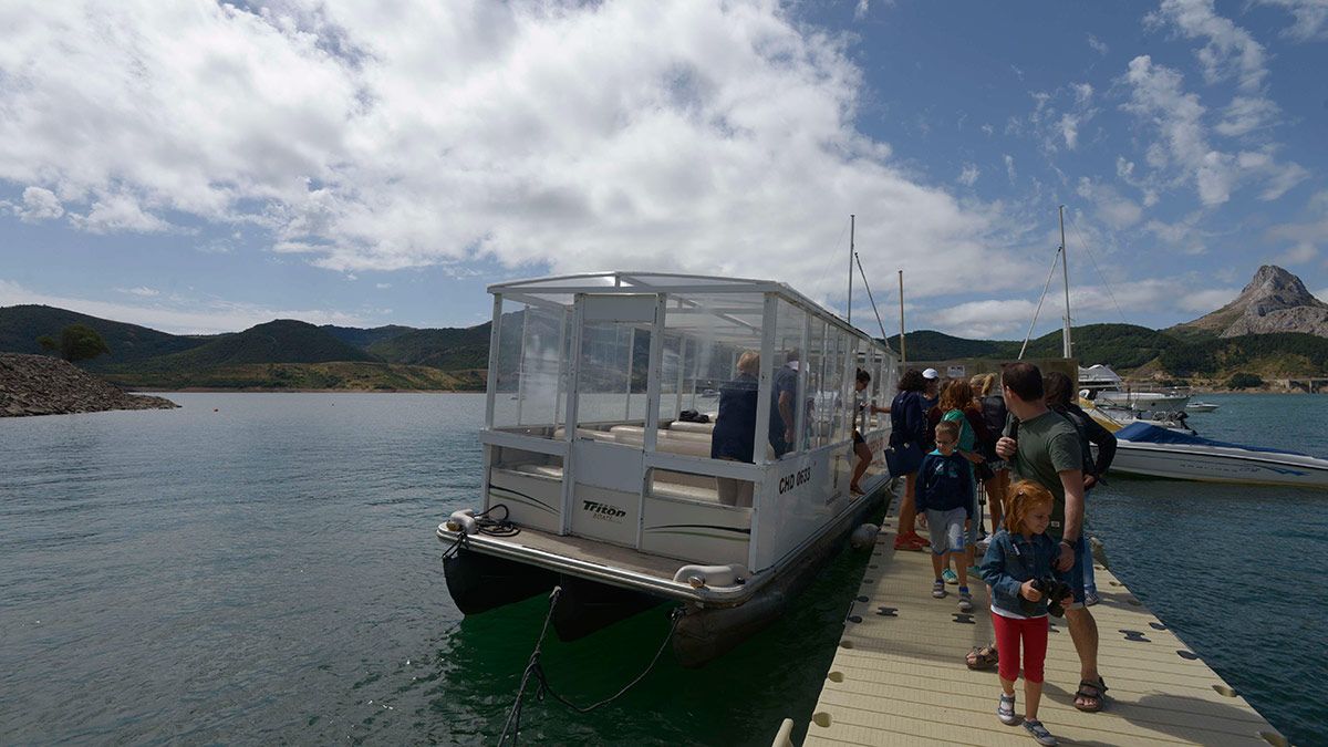 Barco turístico de Riaño. | MAURICIO PEÑA