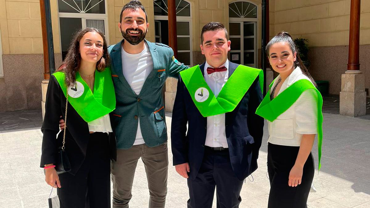 Aitor, Estela y Sandra junto a su tutor, José Luis Barreales. | L.N.C.