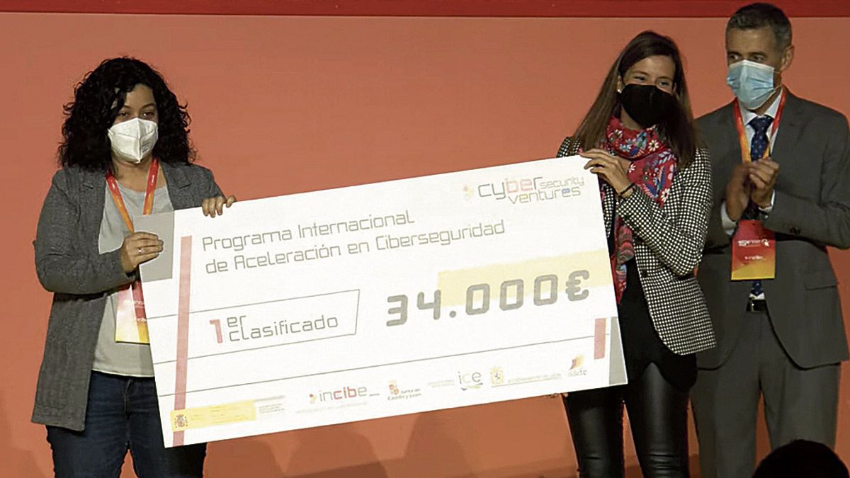 María Isabel Rojo recogiendo el cheque de primera clasificada. | L.N.C.