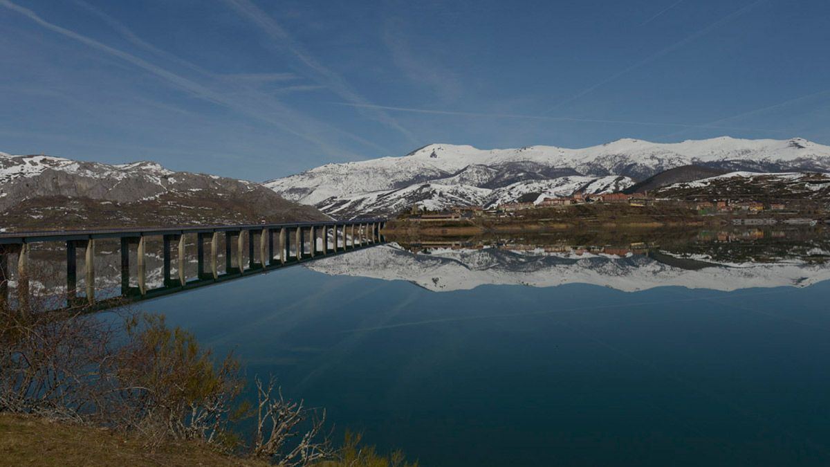 Panorámica del embalse de Riaño. | MAURICIO PEÑA