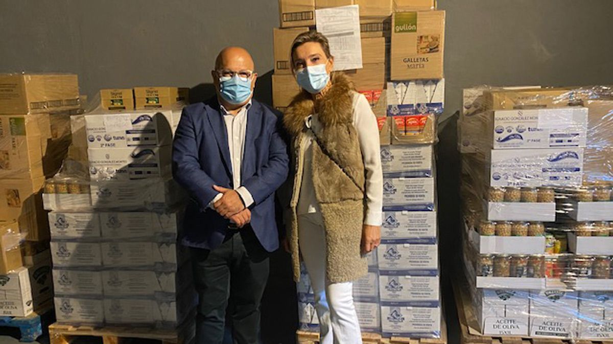 Faustino Sánchez, subdelegado del Gobierno, junto a María Victoria Seco, presidenta de Cruz Roja Española en León. | L.N.C.