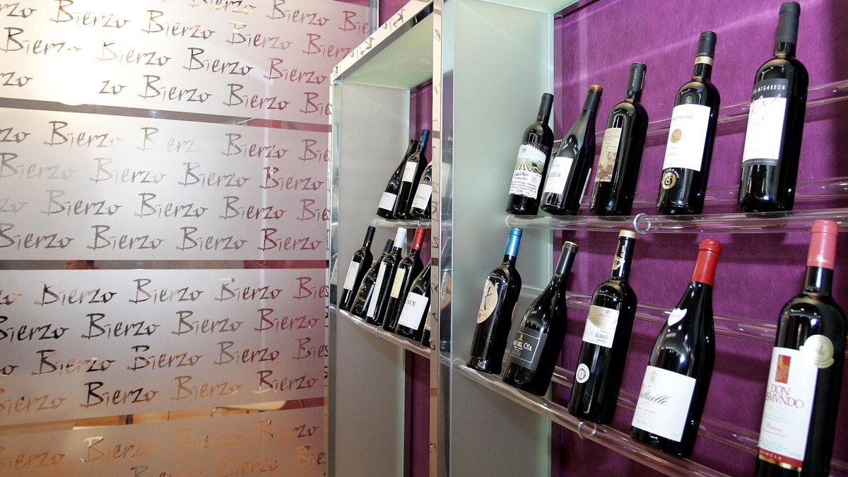 Imagen de archivo de un expositor de vinos del Bierzo en un evento promocional. Ical