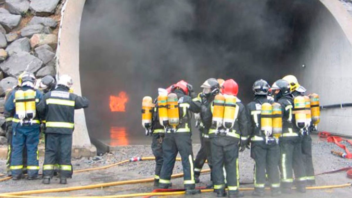 Imagen de archivo de otro simulacro de actuación de bomberos en túneles. FSB Imagen de archivo de otro simulacro de actuación de bomberos en túneles. FSB