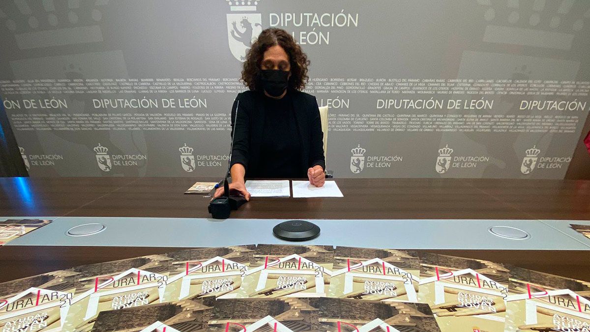 La diputada Susana Folla este jueves en la Diputación de León. | SAÚL ARÉN