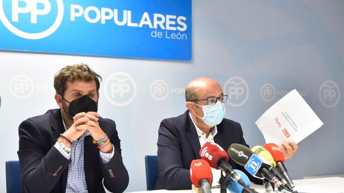 El presidente de PP de León, Javier Santiago Vélez (izquierda), y el portavoz 'popular' en la Diputación, Francisco Castañón. | SAÚL ARÉN