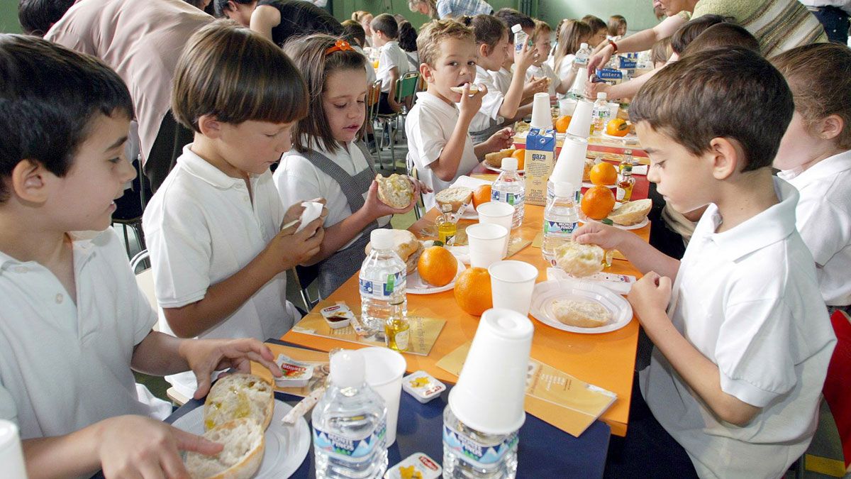 Varios niños utilizan el comedor escolar en un centro público, en una imagen de archivo. | ICAL