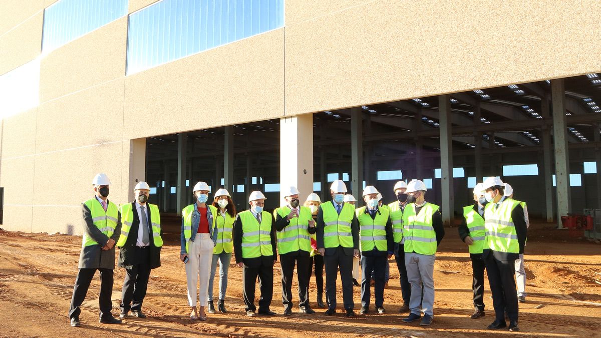 El presidente de la Junta visitó este viernes las obras de la planta de LatemAluminium en Villabrázaro (Zamora). | ICAL