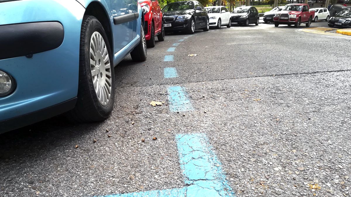 La calle Río Selmo de Ponferrada, con zona azul de aparcamiento. | D.M.