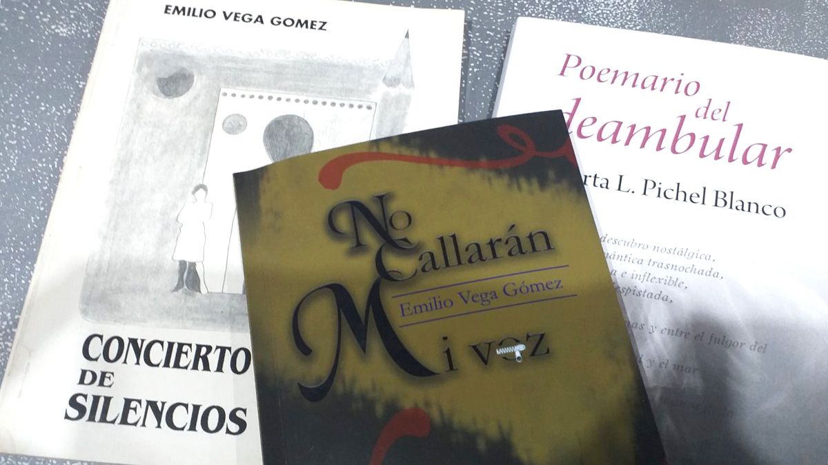 El libro 'No callarán mi voz', sobre la mesa de lectura de Ruy Vega.