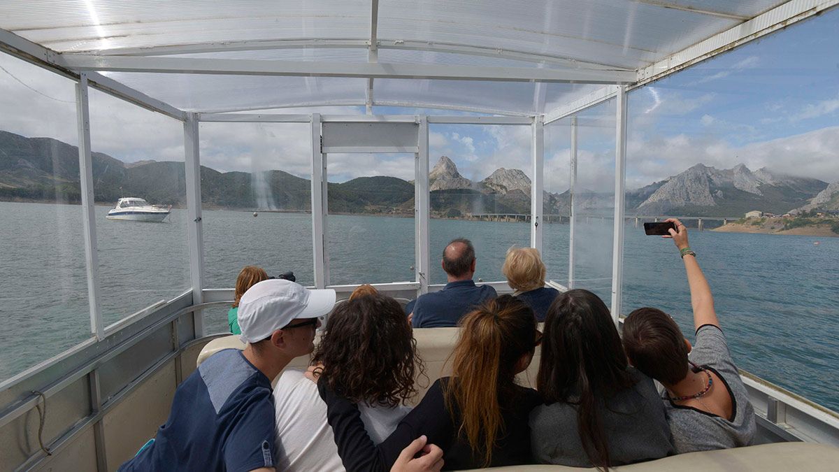 En la fotografía, imagen de archivo de un viaje en el barco turístico que recorre el pantano de Riaño, conocido como ‘Los fiordos leoneses’. | MAURICIO PEÑA