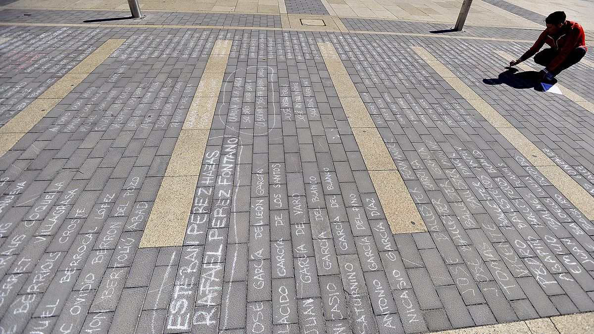 6.000 nombres fueron escritos este sábado en el pavimento de la plaza de San Marcos. | DANIEL MARTÍN