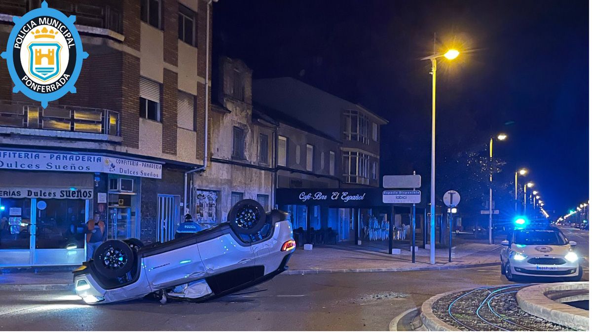 Imagen difundida por la Policía Municipal del coche volcado la pasada noche. | P.M.P.