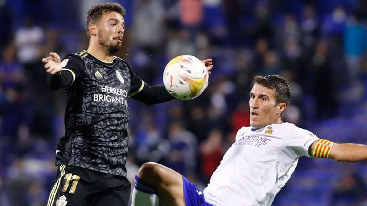 Cristian se anticipa a su defensor durante el encuentro del pasado jueves en Zaragoza. | LALIGA