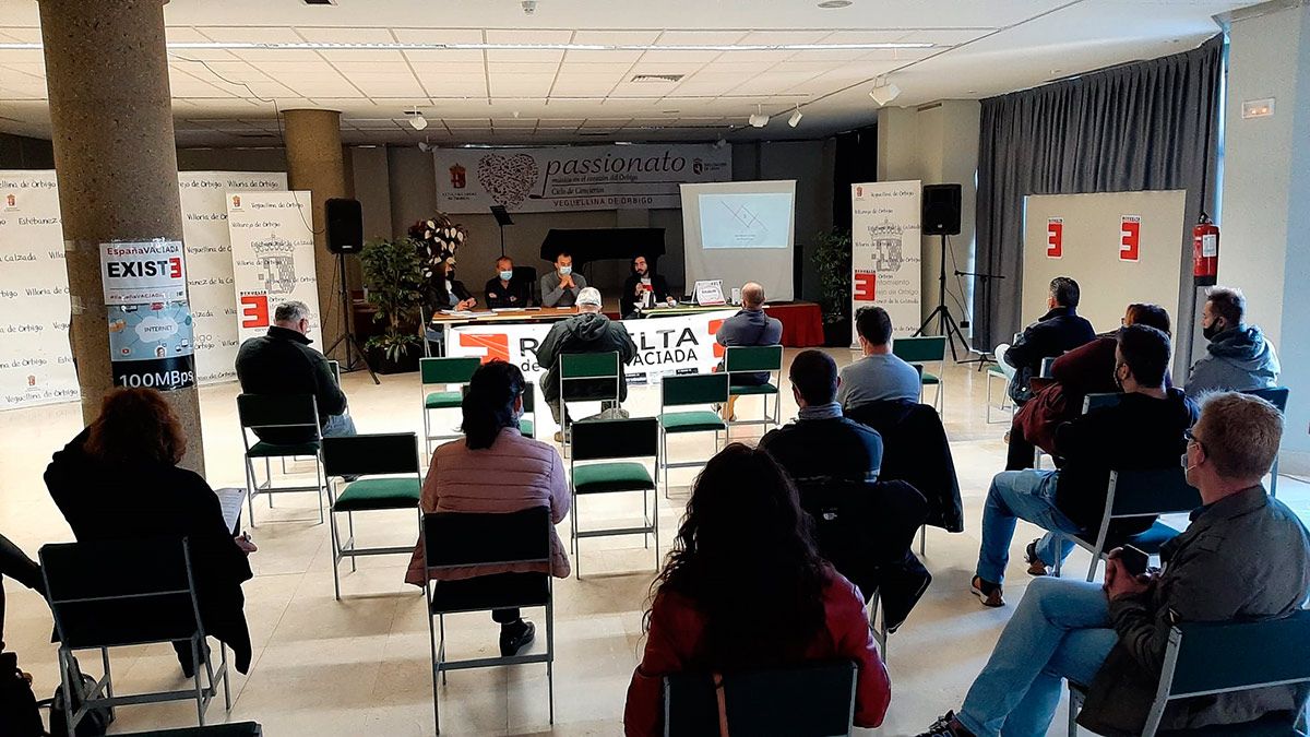 Un instante del acto organizado este sábado en Veguellina de Órbigo. :: l.n.c. Un instante del acto organizado este sábado en Veguellina de Órbigo. :: l.n.c.
