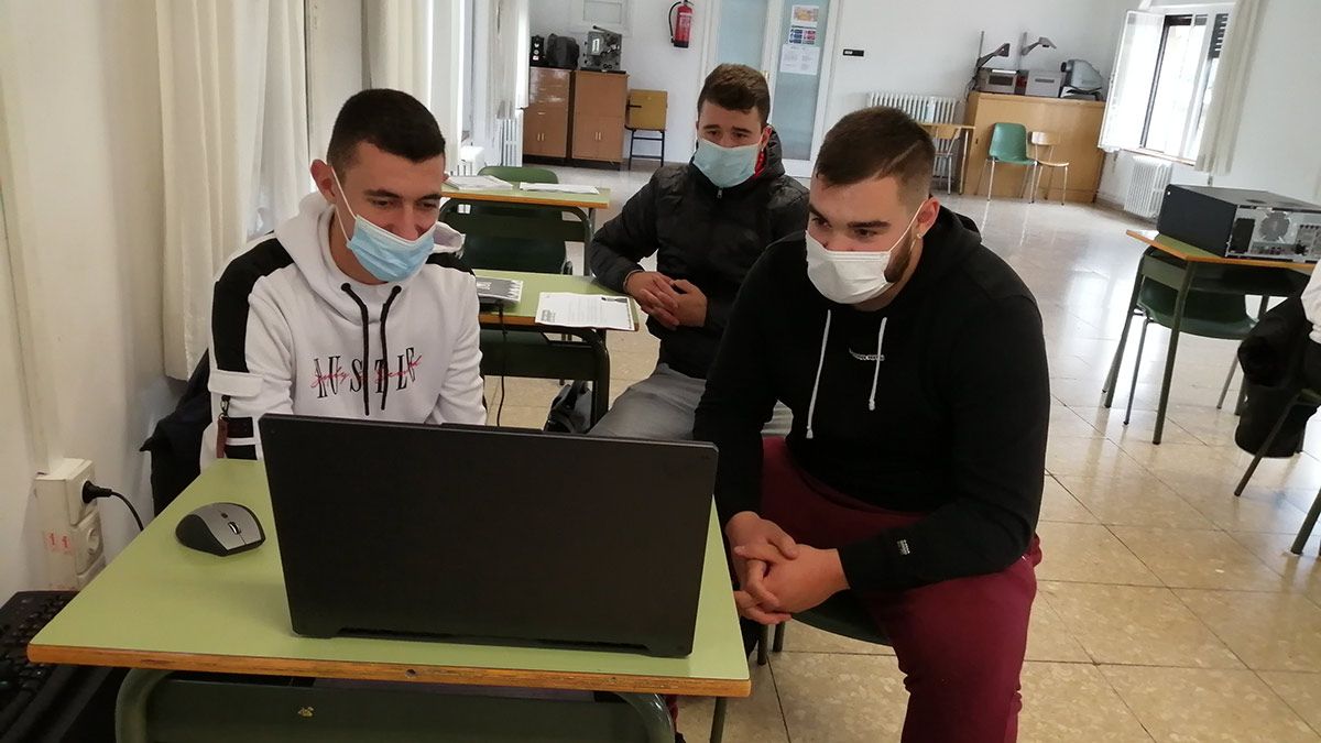Omar, David e Ismael, del Grado Superior de Construcciones Metálicas, han desarrollado el proyecto. | L.N.C. Omar, David e Ismael, del Grado Superior de Construcciones Metálicas, han desarrollado el proyecto. | L.N.C.