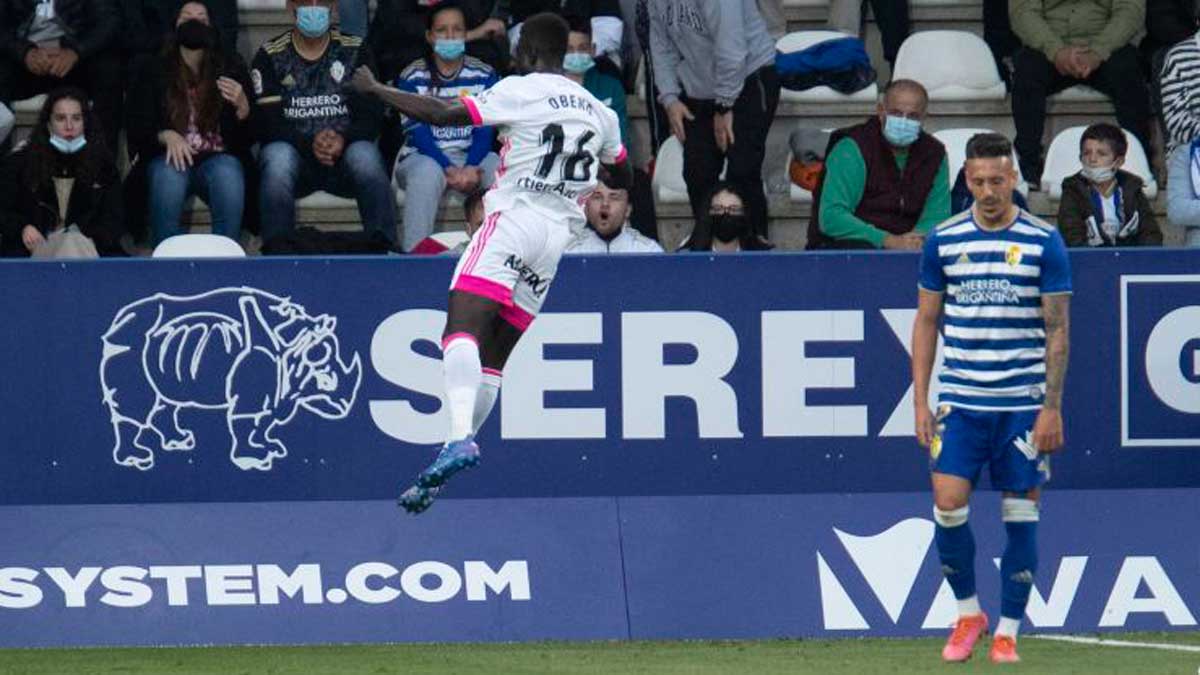 Obeng celebra el primer gol del Oviedo en El Toralín. | LA LIGA