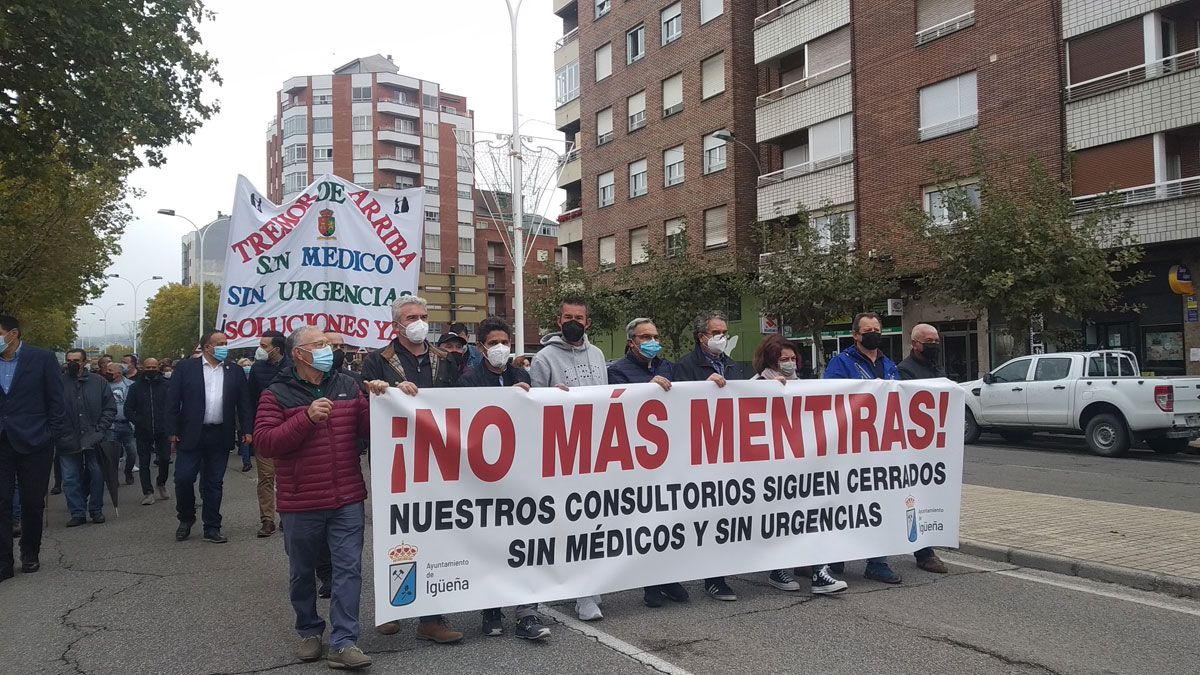 Los manifestantes recorrieron las calles de Ponferrada hasta llegar a las puertas de la Junta con su reivindicación. | MAR IGLESIAS