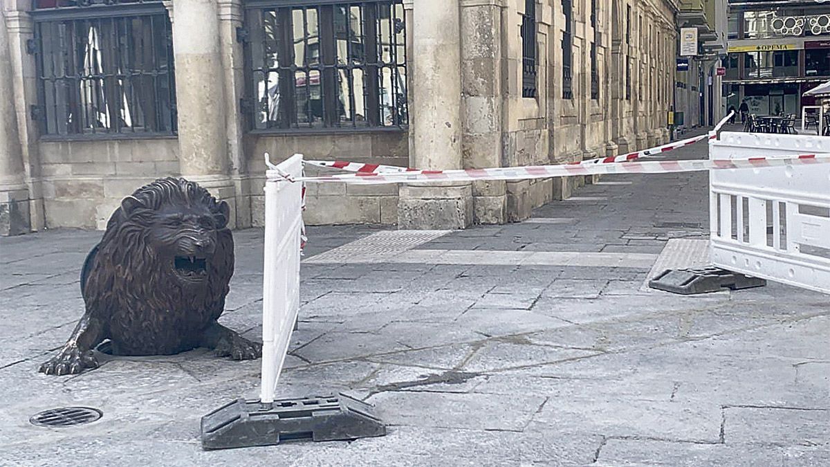 Obras para la eliminación de los bordillos de la plaza de San Marcelo. | L.N.C. Obras para la eliminación de los bordillos de la plaza de San Marcelo. | L.N.C.