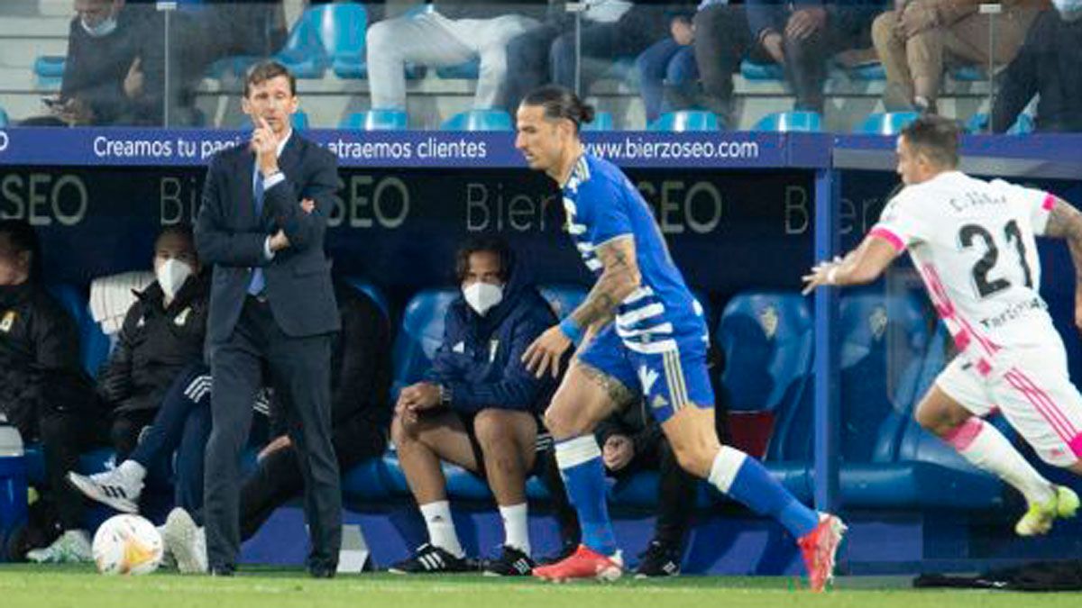 Ríos Reina da un pase en el partido ante el Oviedo. | LALIGA