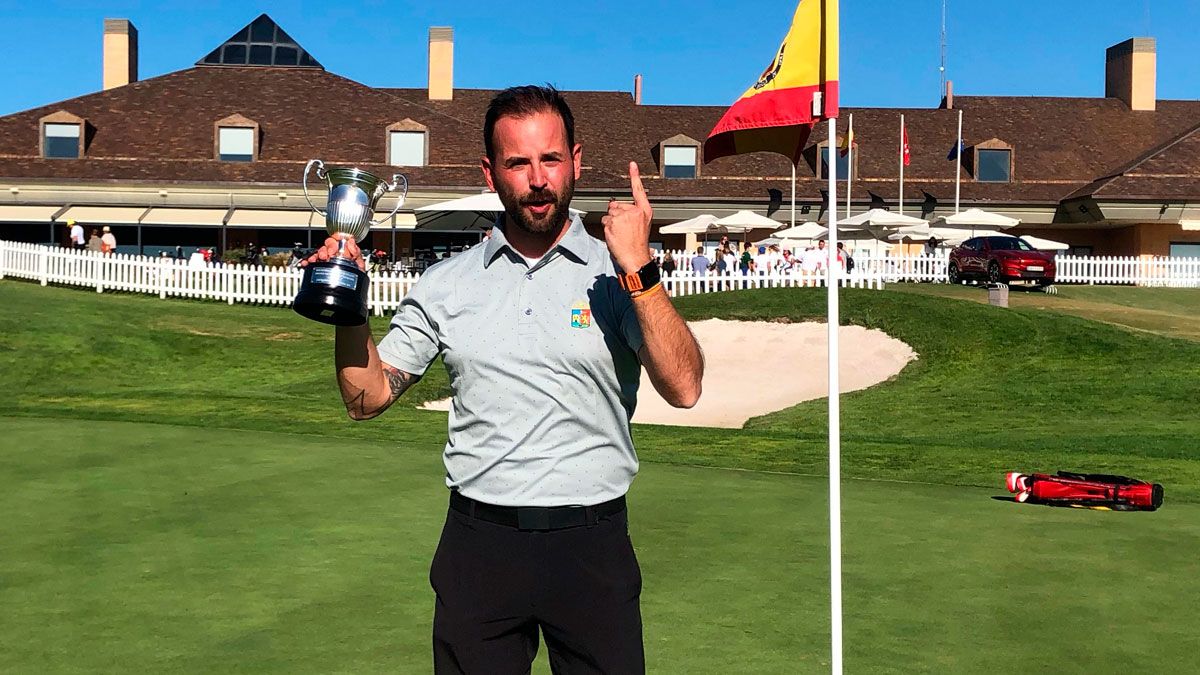 Álvaro Díez celebra su triunfo en la final del Circuito. | L.N.C.