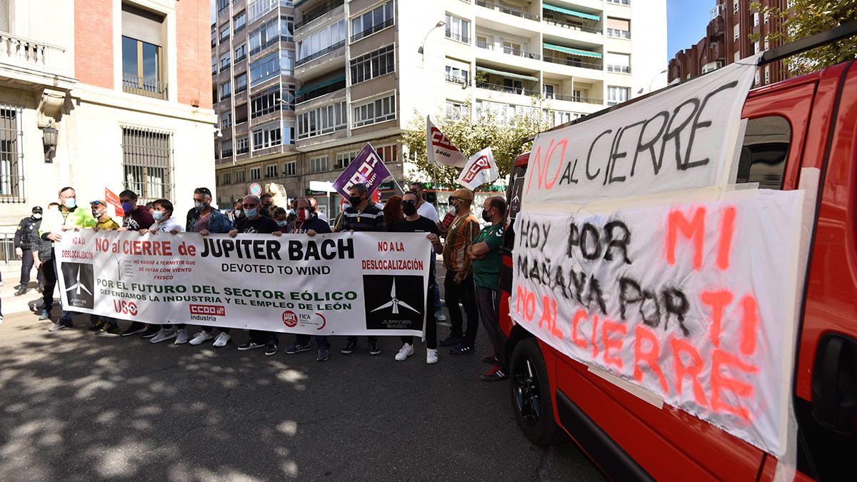 La plantilla de Jupiter Bach se ha manifestado contra el cierre en León. | SAÚL ARÉN