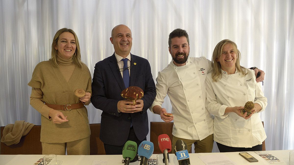 María Estrella Torrecilla, Jorge Llorente, Jesús Serrano y Yolanda León durante la presentación de las XX Jornadas Buscasetas. | MAURICIO PEÑA