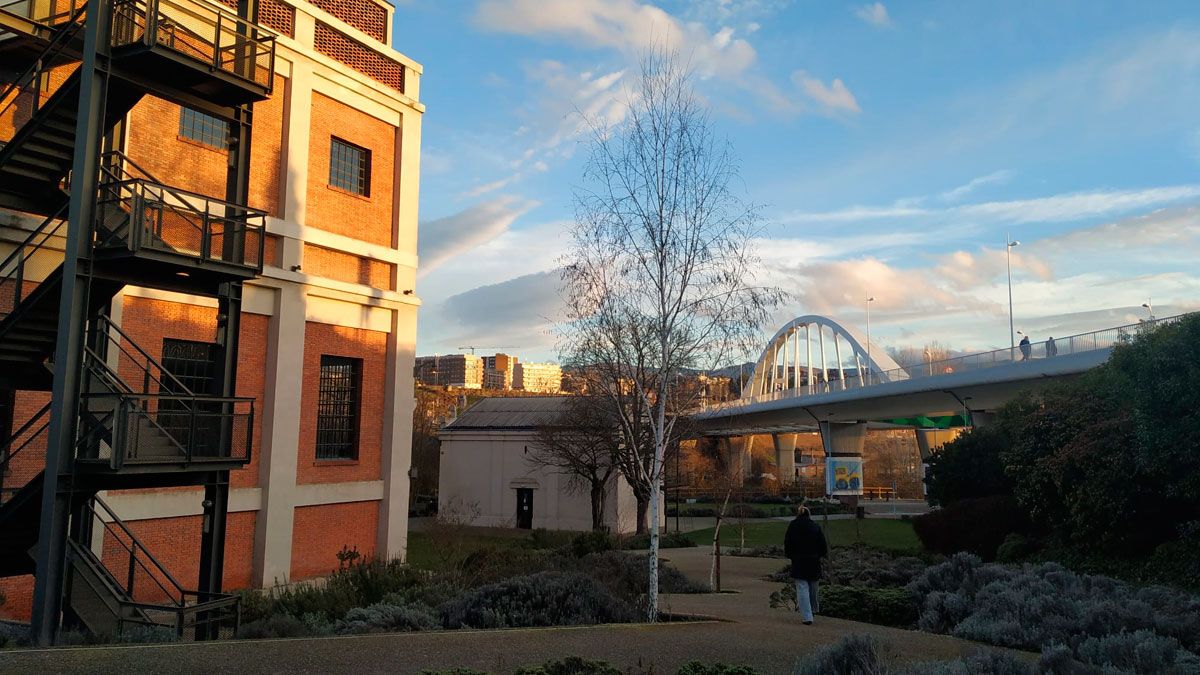 Paseo en la zona del Museo de la Energía, al lado del río.