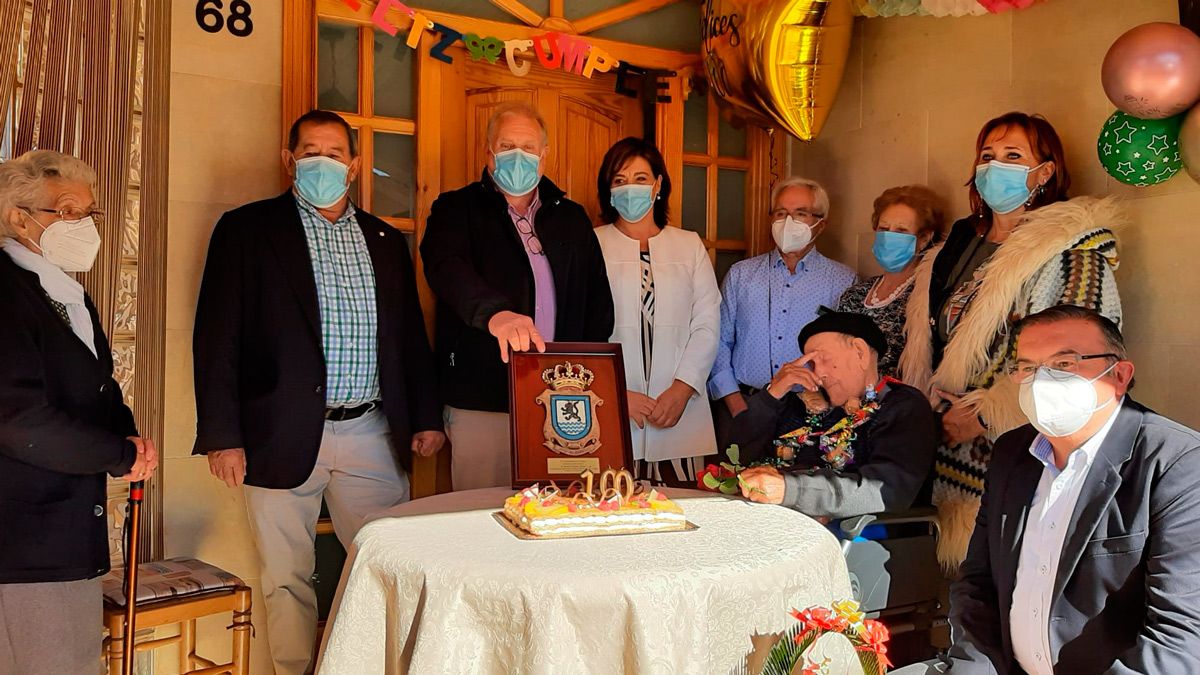 La corporación municipal de Sariegos fue a felicitar a Manuel a su casa. | L.N.C.