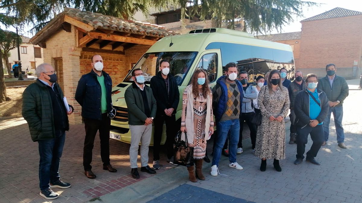 El bono rural de transporte se ha presentado este miércoles en Sahagún (foto) y Valencia de Don Juan. | L.N.C.