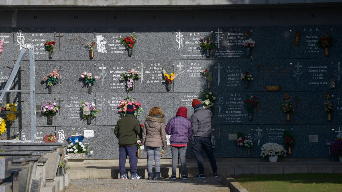 Vista general de una de las hileras de nichos que hay en el cementerio de la capital leonesa. | MAURICIO PEÑA