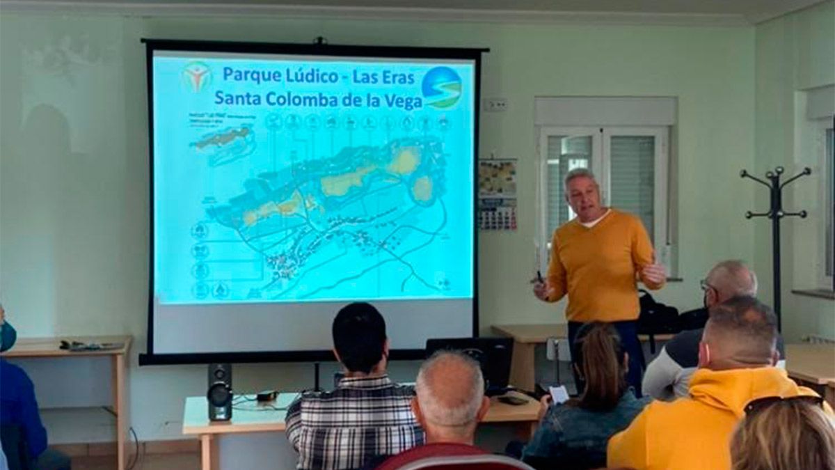 El promotor presentando el proyecto. El promotor presentando el proyecto.