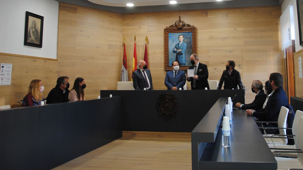 El acto de entrega del reconocimiento insitucional tuvo lugar ayer en el consistorio bañezano. | ABAJO