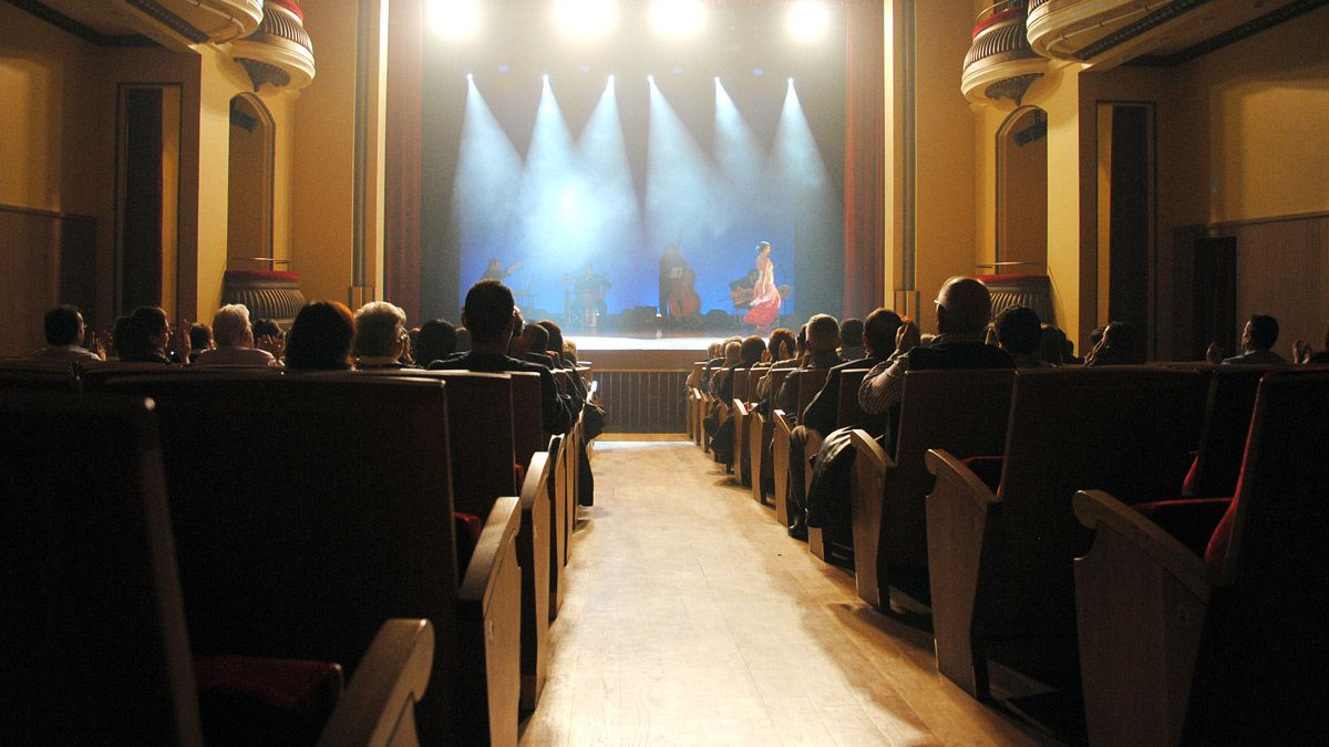 El Teatro Municipal de La Bañeza vuelve a acoger a partir de este fin de semana proyecciones regulares de cine.