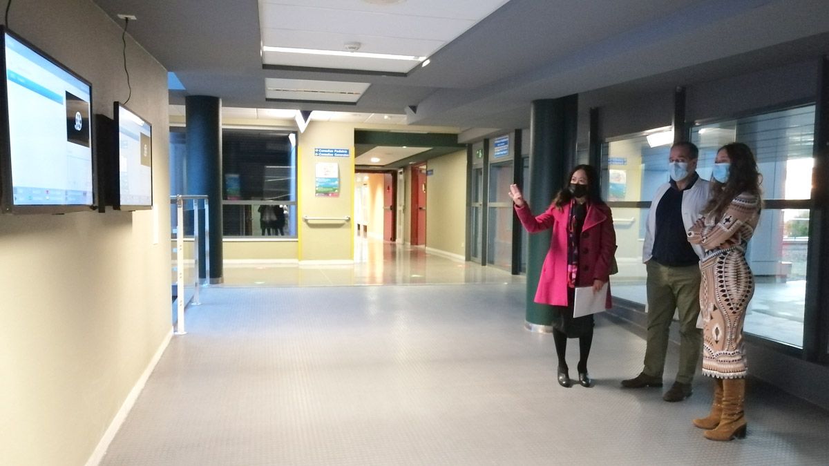 Kristine Guzmán explica las características de la exposición. | CAULE Kristine Guzmán explica las características de la exposición. | CAULE