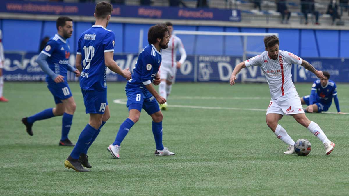 Un instante del partido en Oviedo ante el Covadonga. | SAÚL ARÉN