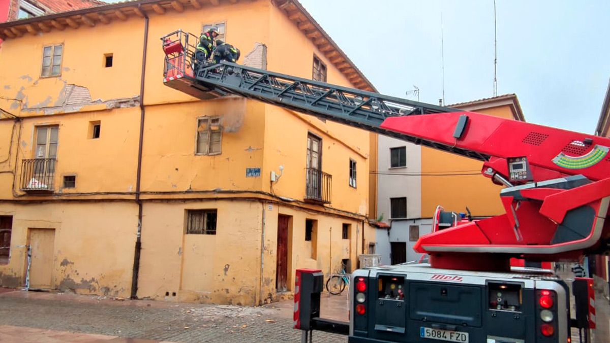 Los Bomberos de León acudieron a la llamada del servicio de emergencias. | L.N.C. Los Bomberos de León acudieron a la llamada del servicio de emergencias. | L.N.C.