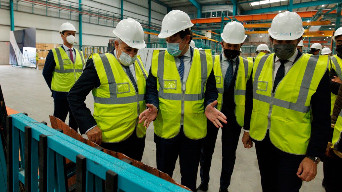 Visita de Mañueco a la planta de Tvitec en el polígono del Bayo. | ICAL