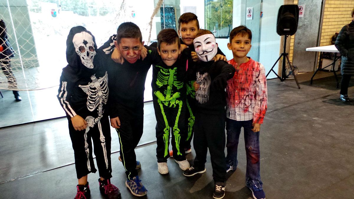 Un grupo de niños de toral de los Vados en una pasada edición de la fiesta del Magostween. | AYTO. TORAL