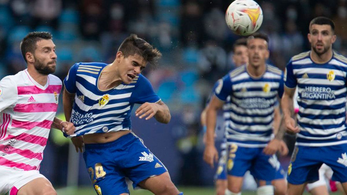 Zalazar cabecea un balón durante el último encuentro frente al Oviedo. | LALIGA