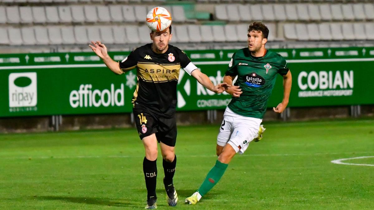 Castañeda despeja un balón durante el choque en A Malata. | FERROL