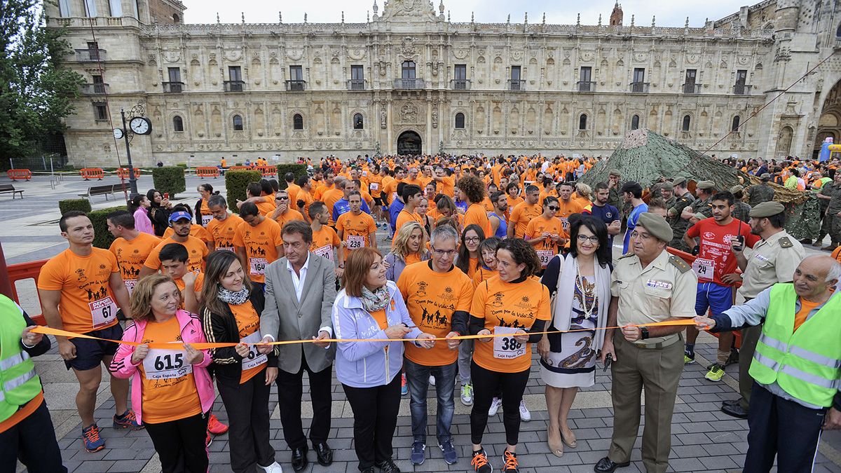 Una suelta de globos naranjas dio inicio a la carrera. | DANIEL MARTÍN