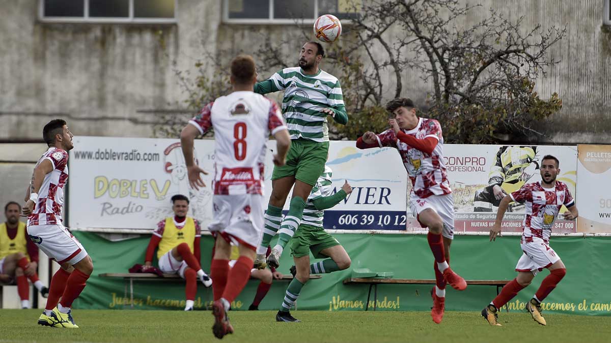 Imagen del partido entre La Virgen y Guijuelo. | SAÚL ARÉN Imagen del partido entre La Virgen y Guijuelo. | SAÚL ARÉN