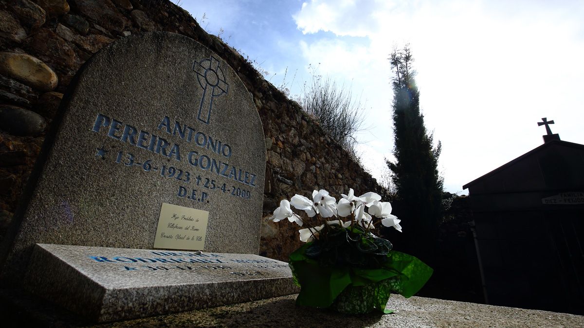 Tumba de Antonio Pereira en el cementerio de Villafranca del Bierzo (León). | ICAL