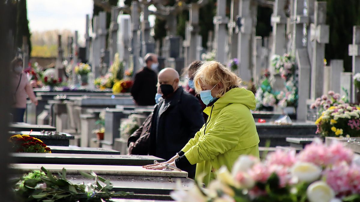 Recuerdo a los difuntos en el cementerio de León. | ICAL