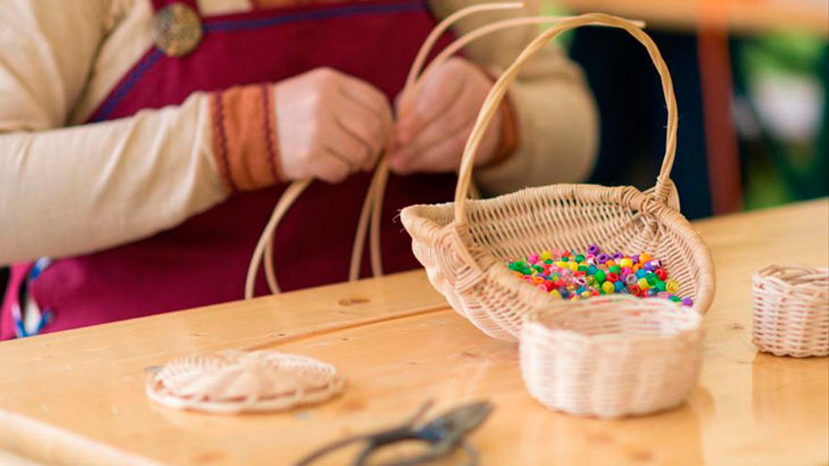 Imagen de una artesana cestera.