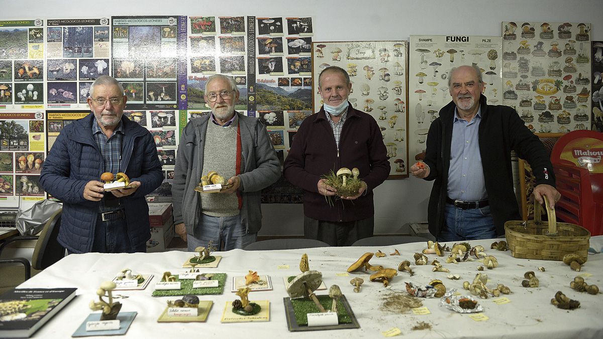 Julián Cerezal, José Ángel González, Rafael Gallego y Jesús Ucío en la sede de la Asociación San Jorge. | MAURICIO PEÑA